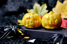 Load image into Gallery viewer, 3D Pumpkin Hat Wax Melts (Caramel Popcorn Scent)