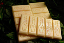 Load image into Gallery viewer, Wicked Spirits Wax Melt Snapbar (Banana scent)