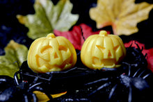 Load image into Gallery viewer, 3D Pumpkin Hat Wax Melts (Caramel Popcorn Scent)