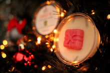 Load image into Gallery viewer, Unwrap Me Wax Melt (Spiced Cranberry & Cinnamon Scent)