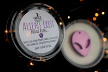 Load image into Gallery viewer, Aliens Exist Wax Melt (Inspired by a well known Alienated Perfume). Soy Wax Melt in a 45g Wax Melt Pot or 3D 20g Skull Wax Melts.