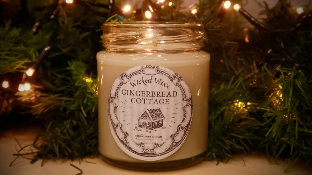 Gingerbread Cottage Candle (Gingerbread scent)