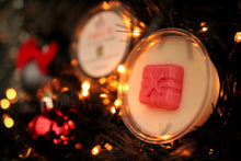 Load image into Gallery viewer, Unwrap Me Wax Melt (Spiced Cranberry &amp; Cinnamon Scent) look
