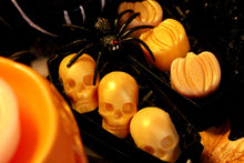 Load image into Gallery viewer, Pumpkin King Wax Melt (Pumpkin Spice Scent) Soy Wax in a 45g Pot or 20g Skulls or Pumpkins.
