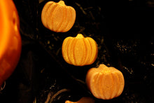 Load image into Gallery viewer, Pumpkin King Wax Melt (Pumpkin Spice Scent) Soy Wax in a 45g Pot or 20g Skulls or Pumpkins.
