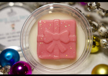Load image into Gallery viewer, Santa&#39;s Little Helper Wax Melt (Sweet Bakery Scent)
